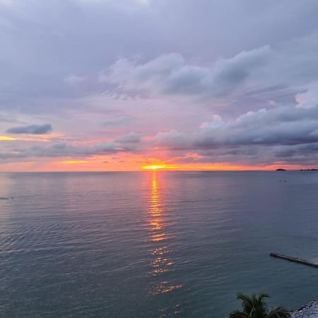 Апартаменты The Arena Tanjung Tuan Порт-Диксон Экстерьер фото